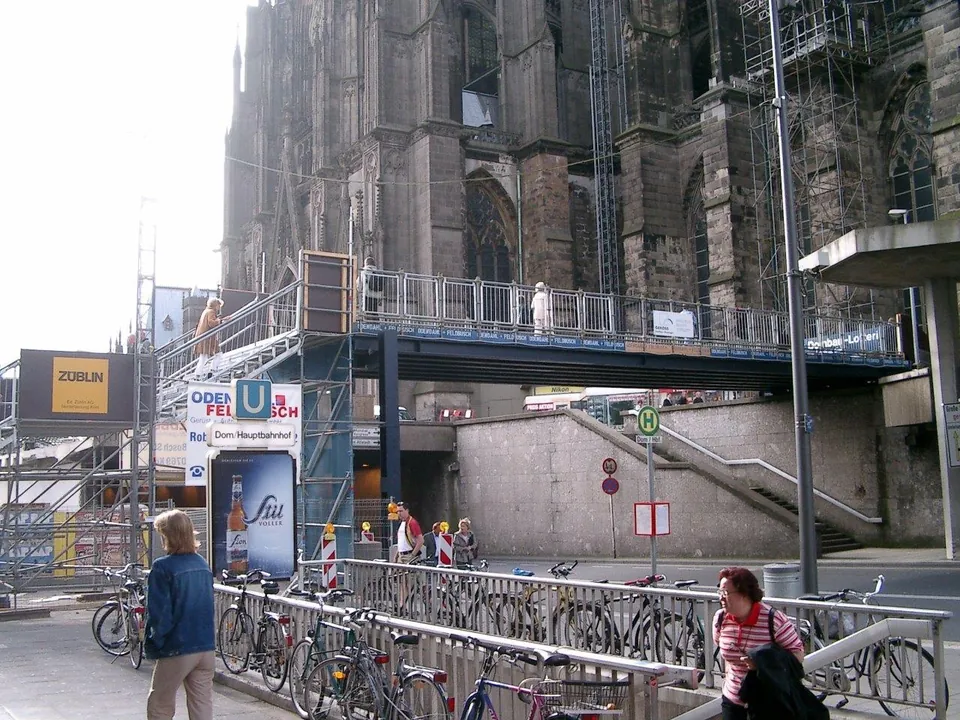 Gerüst mit Schutzdach über einem Gehweg am Kölner Dom